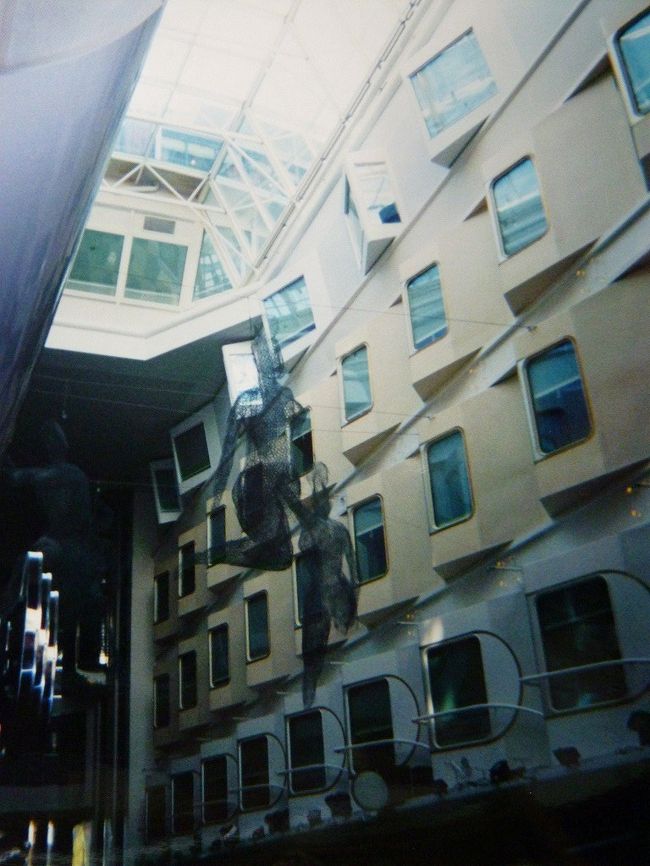 フェリー内、プロムナード。中央に人間の形をしたオブジェ。