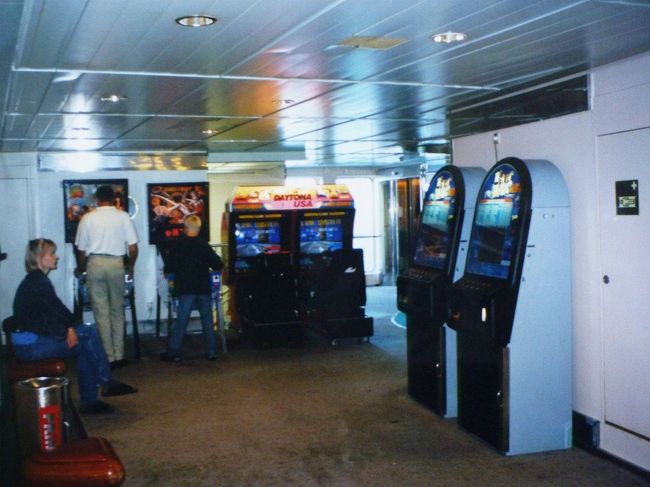 フェリー内、ゲーム・センター（12階）。