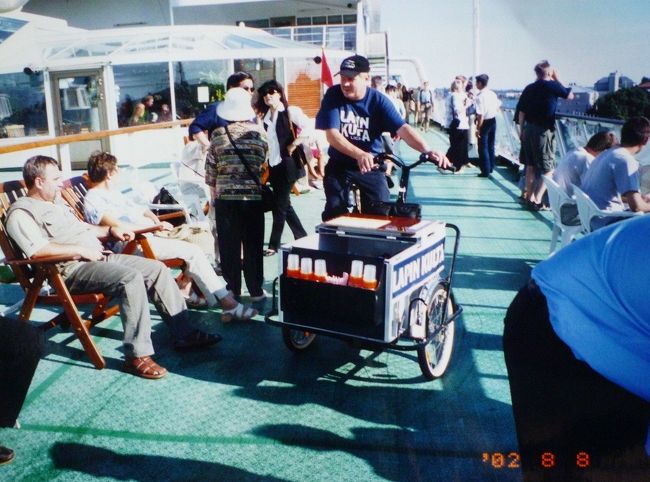 フェリー、デッキ。中央はビール売りのおじさん。