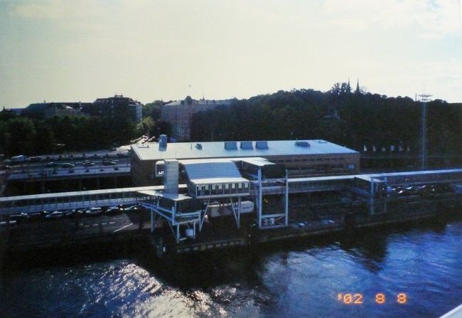 フェリー、ヘルシンキ南港を出港。