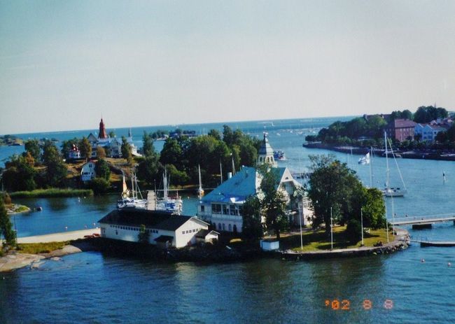 小さな島々が点在し、見飽きない風景でした。