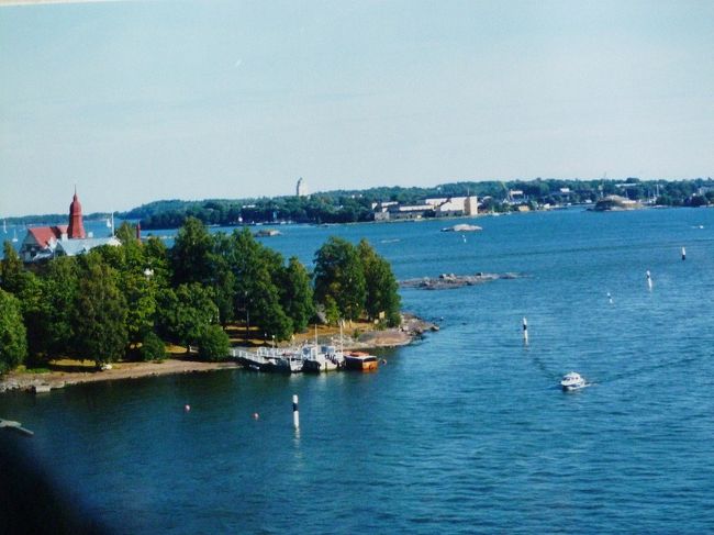 建物が設けられている小さな島が多かった。波が穏やかなんでしょうね、きっと。