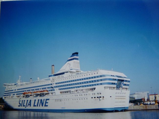 シリヤライン、乗船したフェリー。建造＝1990‐91年、全長203?、喫水7.1?、最高速度23ノット、総トン数58400?、乗客定員2852人、キャビン室985室、積載可能車両数＝乗用車400台（バスなら60台）エンジン出力32000??。プロムナードは長さ143?、幅８?、高さ18?の吹き抜けアーケードになっており、両側は免税店を含む一大ショッピング街で、各種レストラン、さまざまな専門店が多数軒を並べていた。12階建てだった。