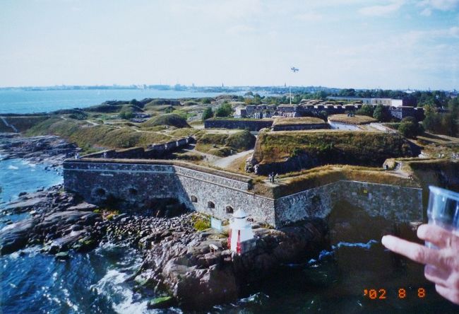 スオメンリンナの要塞。1714年、当時の統治国スウェーデンが国境を守る軍事要塞として城壁や砲台などを建設。現在は４つの島から成り、それぞれ架橋されている。1991年に軍事的、文化的建築物としてユネスコ世界遺産に登録された。