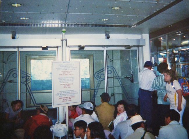 韓国人グループは早々とドアの前を占有しておりました。