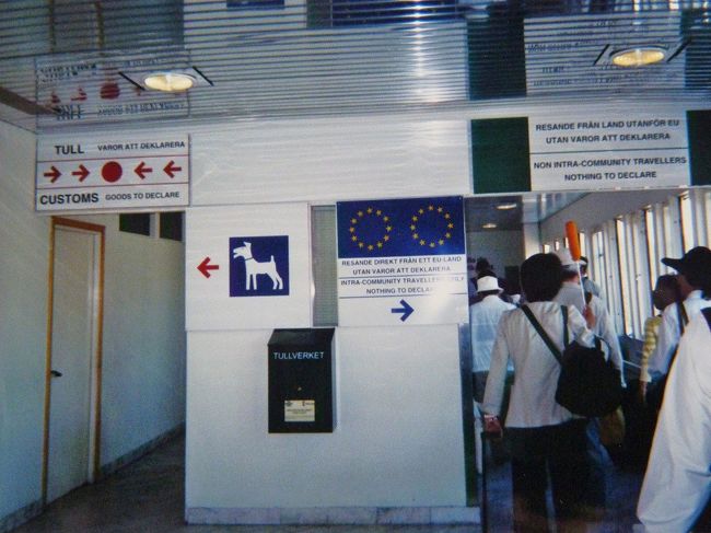 ワンちゃんと一緒のお客は左側の通路から。