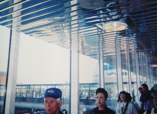 フェリーから下船する乗船客ら。