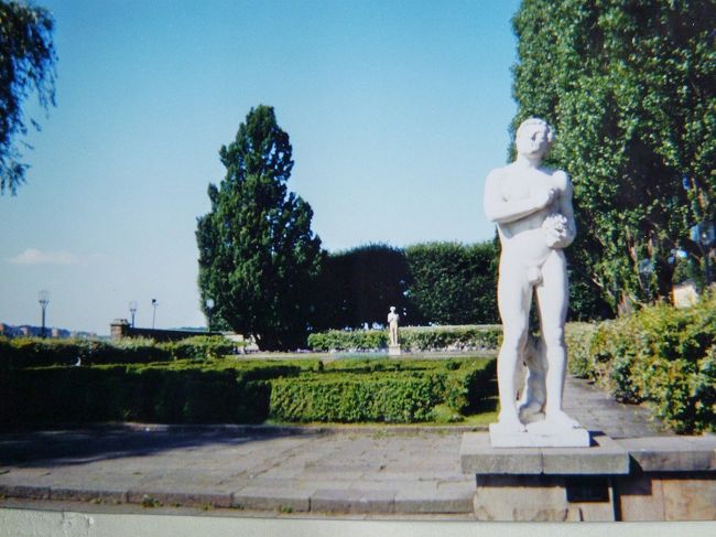 ストックホルム市役所前庭、ヴィーゲランの彫刻があった。