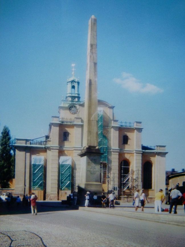 ストックホルムの街並み、王宮横に立つオベリスク。