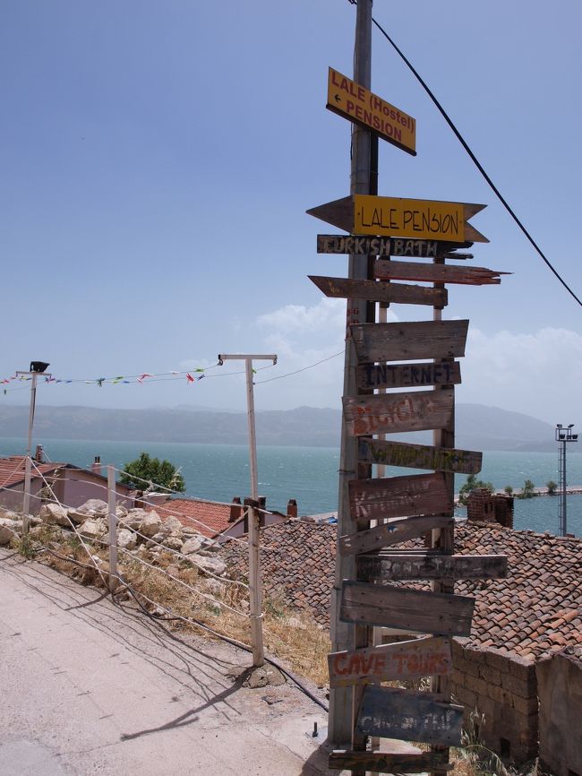 小さなバスターミナル到着後、まずは宿へ。<br />歩き方に乗っていたLALE PENSIONへ。<br /><br />バスターミナルを出て、道路沿いを右へ進むと５分程で左上に見えてきます。