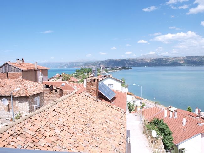 見にくいけど、湖に向かって小さな半島がつきでています。<br />のんびり歩いていくことにした。<br />