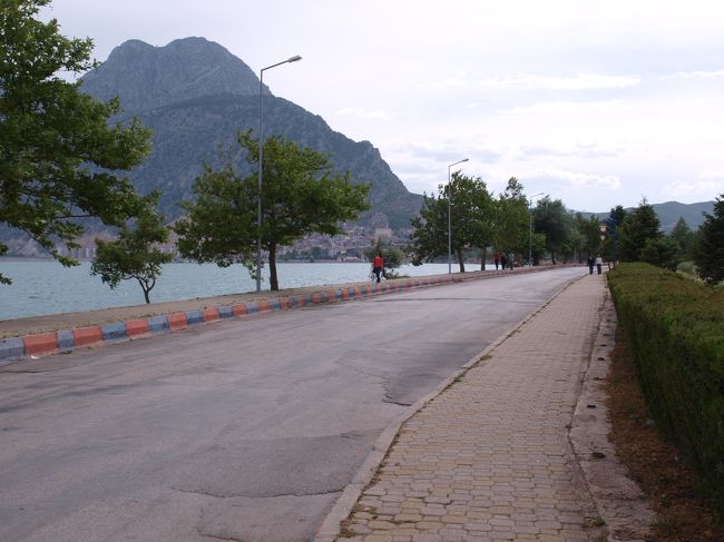 細い半島。両側が湖だから橋の上を歩いてるみたい。<br />車も走れるから、車で行くならこの先で泊るのも良さそう。<br /><br />歩いて行くと宿から先端までは３０分くらいです。