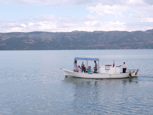 半島の先につくと、ボートに乗っている人がいました。<br />気持ち良さそう〜♪<br /><br />保養地のような雰囲気だったので、トルコの人たちも癒されに来るようです。