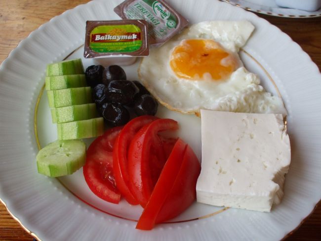 朝食。<br /><br />卵、チーズ、トマト、キュウリ、オリーブ。<br />典型的なターキッシュブレークファストです♪<br /><br />しかし、オリーブはよく出るんだけど食べられないです＞＜