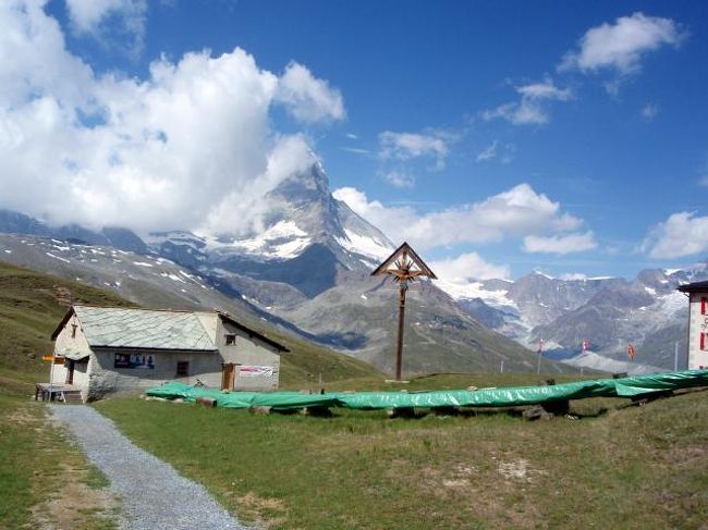 リッフェルベルクを出発です。<br />レストラン隣の広場では、手彫りっぽいイエス様の十字架がありました。<br /><br />ここに限らず、あちこちで十字架や教会を見かけました。<br /><br />