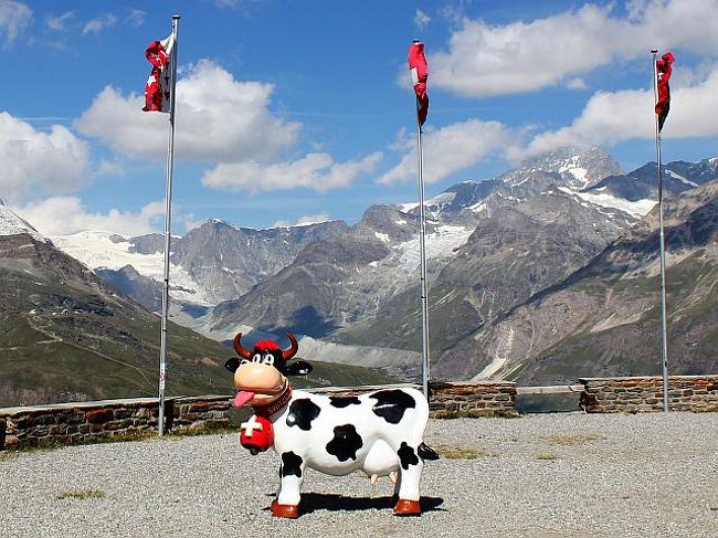 こちらにも牛さんがいました。<br />やっぱりベロを出しています。<br /><br />妻は背中に乗り、私はチチ絞りのポーズで<br />記念撮影してもらいました。<br />