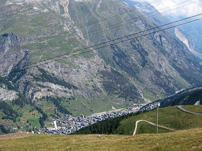 遠くにツェルマットの街並みが。<br />ということで、ここから下っていきます。