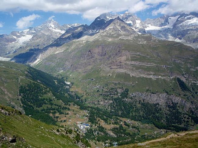 シュバルツゼー方面を見渡すと<br />森林限界が下のほうにきているのがわかります。<br />