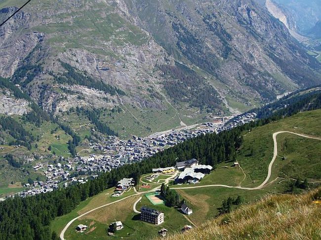 直下に見えているのは<br />リッフェルアルプリゾートのホテルです。<br />今日のハイキングの終点でもあります。