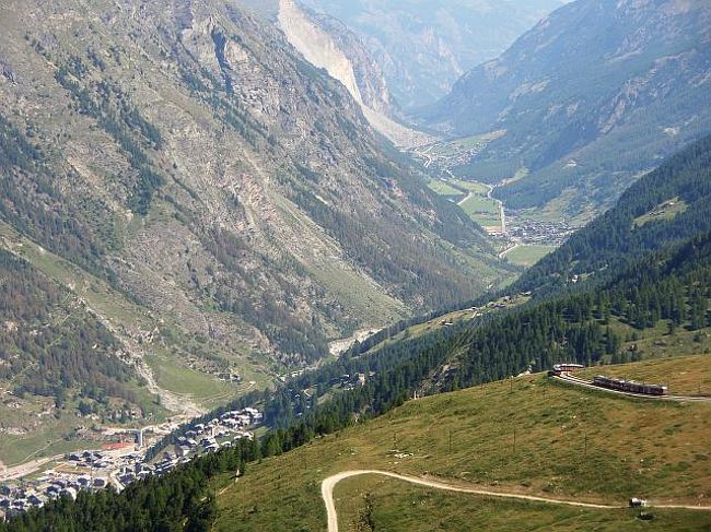 演歌はいかがなものかと思い、<br />スイスらしい歌を・・・と思って出てくるフレーズは<br /><br />アルプスの少女ハイジ<br /><br />最初の部分だけがヘビーローテーションして困ります。