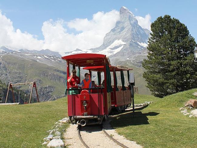 ここで路面電車？に出くわしました。<br />少年が得意げに運転しています。<br /><br />小学生の夏休みのアルバイト？