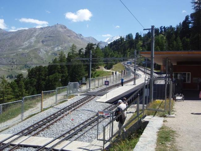 到着しました。<br /><br />長い間歩いたようですが、まだ昼を過ぎたばっかりです。