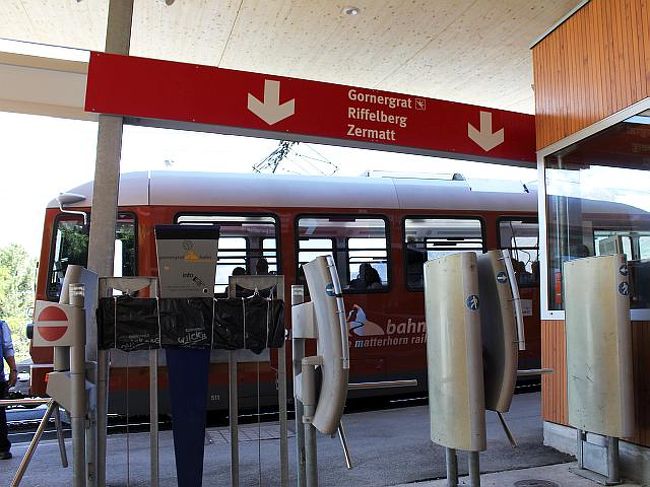 駅に着くと、駅員のおっちゃんが<br />「どっちに行くんだい？」と聞いてきたので<br />ツェルマットだよー、と答えたのですが<br /><br />その後列車が来たときに、駅員のおっちゃんが<br /><br />「つぇるまっとぉー」<br /><br />と日本語発音で案内してくれました。