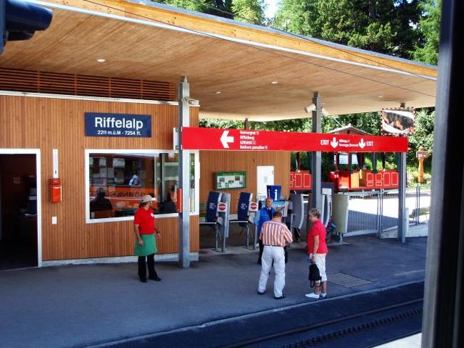 青い服を着た人が、駅員のおっちゃんです。<br /><br />この駅を基点にハイキングする人も多く<br />たくさんの人が降りていきました。