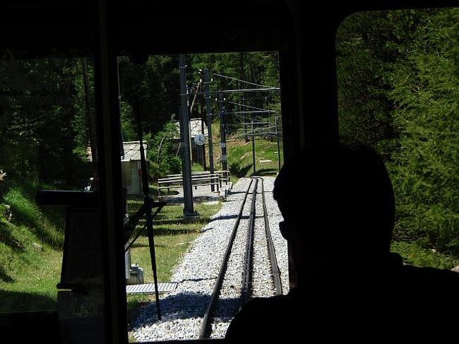 先頭に座りたかったのですが<br />ガイジンの親子が（いい年した息子含む）楽しそうにしていたので<br />その後ろから撮影に挑んでみました。