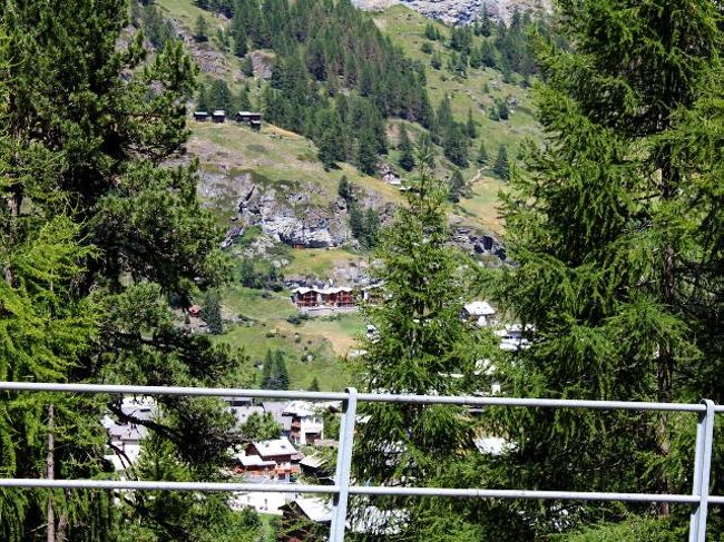 列車は森林の中を進んでいくのですが<br />一瞬途切れたところが、フィンデルンバッハの滝です。<br /><br />奥に見えているのが、フィンデルンの街というか村です。