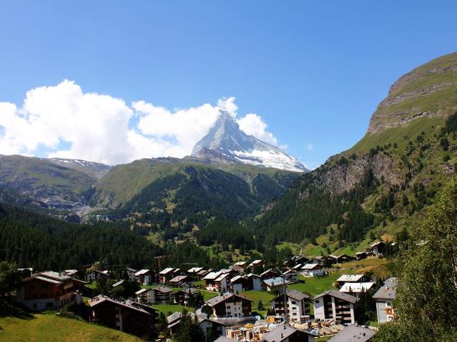 別荘地なのでしょうか、それとも民宿？<br />大きい家が並んでいます。