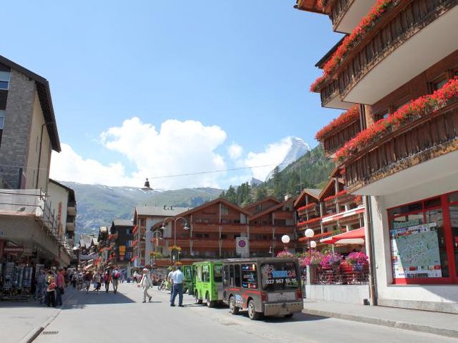 ここで一旦、ホテルに戻ります。<br /><br />まだお昼を過ぎたばかりで、時間はたっぷり。<br />街でお土産を買ったり、ホテルのスパでくつろぐのもよいのですが<br />部屋から見たマッターホルンが、まだくっきりと見えていたので<br /><br />そうだ今のうちに行こう！