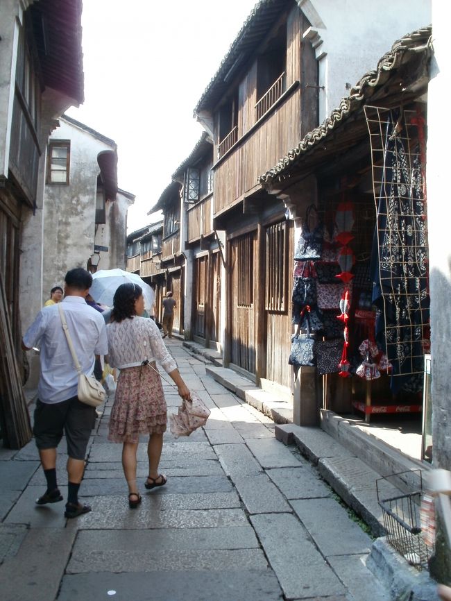 古い町並みの風景<br />今も人々の生活がある