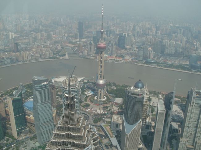 上海環球金融中心の100階から上海を眺める