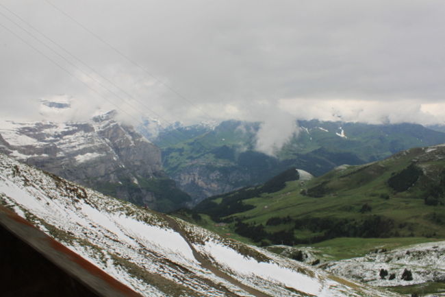 下界はそれでも曇り。<br /><br />肌寒い。