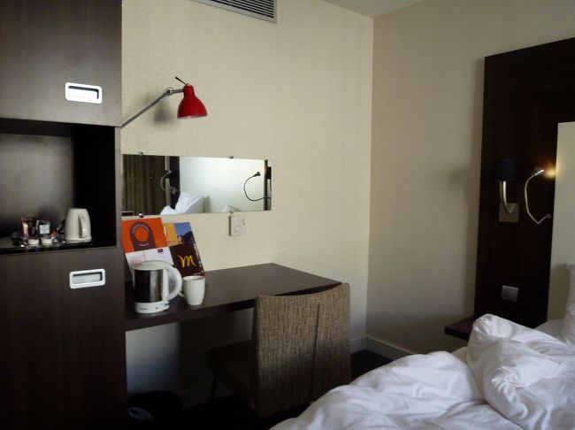 初日、メルキュールポルトドルレアン<br />空港から何時間かかったんだっけ・・？<br />デモがあったらしく異常な渋滞で１０分の距離を１時間かけて、<br />進むバス。フランス人の運転のすさまじさ！半端じゃない！<br />部屋ポットあったよ。<br />この晩は、関空で買っておいたおにぎりを食べて爆睡。