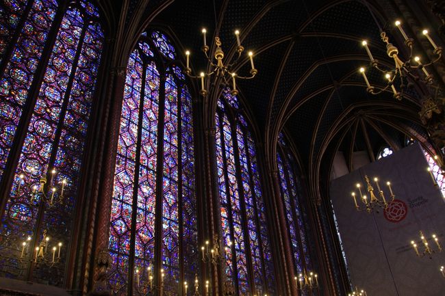１３世紀に建造されたこの教会の２階部分は、こんな壮麗で幻想的なステンドグラスが