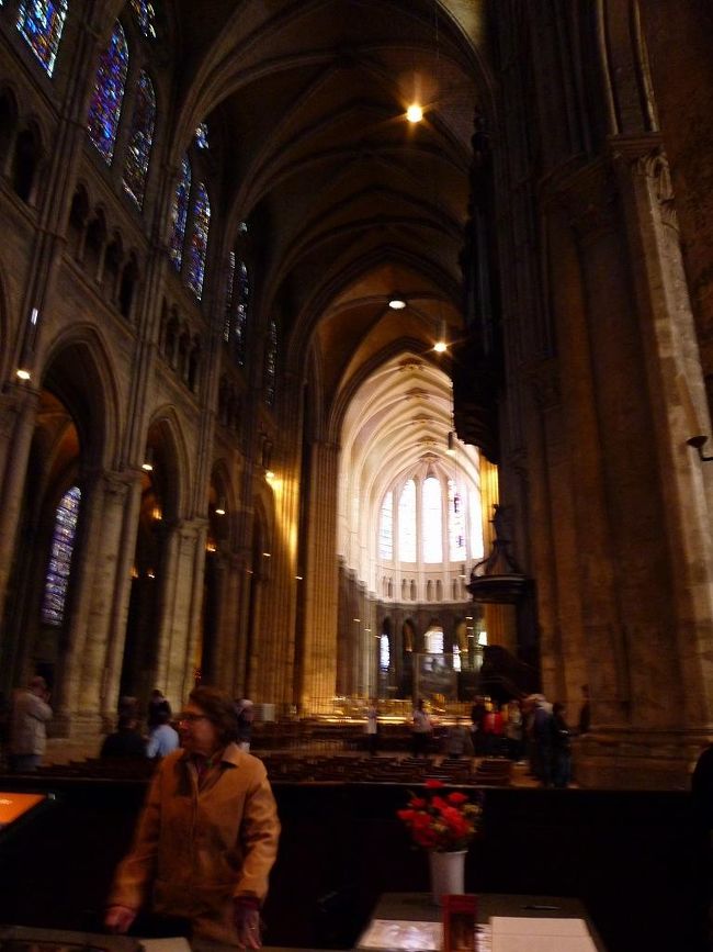 インド出身の現地ガイドさんが英語で喋り、添乗員さんが通訳。<br /><br />中はうわー高いー。ひやっとした。寒いｗｗ<br /><br />この時は、まさかあんなにガイドさの説明が長時間続くとは・・<br />誰も思ってなかった。腰が〜