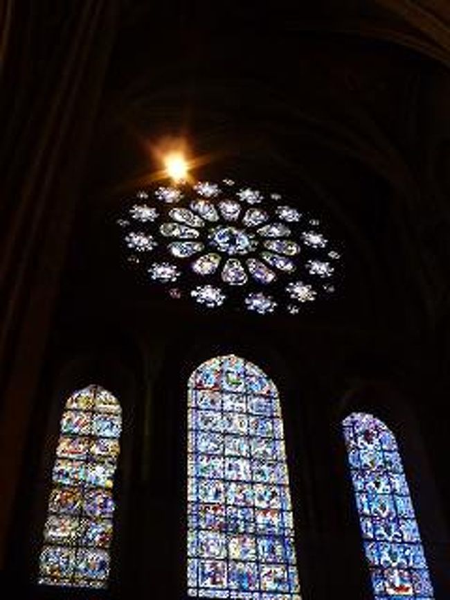 そして、正面のバラ窓。かわいい＾＾<br />この後、何箇所かでステンドガラス見てきたけど、<br />思い返してみると、ここが一番神秘的というか、<br />大聖堂自体が、古く、質素だけに映えていたように<br />思えます。