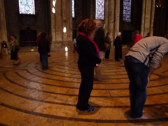 この光景は初めてです。三位一体の何とかカントカ・・・で<br />普段はイスが並べられているけど、この何日間は、こうして<br />１マス１マスを祈りながら歩き、悔い改める？<br />マスは母のお腹にいる日数分あるらしいです。０に戻っていく。<br />原点に帰るらしい。