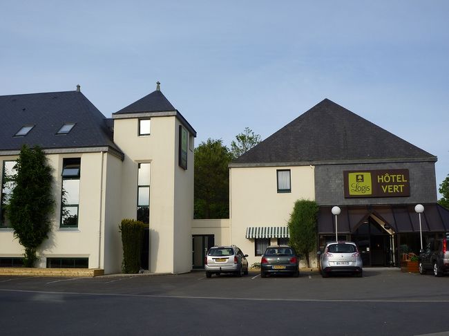 そして、一路モンサンミッシェル対岸地区にある<br />ホテルベールへ到着。<br />パリを抜けるとホント田舎の風景。<br /><br />隣に１９時ごろには閉まる土産ショップ兼スーパーあります。