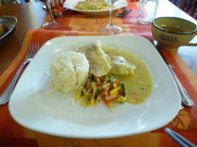 夜景前に夕食。ここ、ホールで働く皆、楽しくていいんだけど、<br />料理が・・・。<br />シードルは、前日と今朝バス到着が異常に遅れた為、お詫びにと、<br />旅行会社からのおごり。ラッキー♪おいしかった。