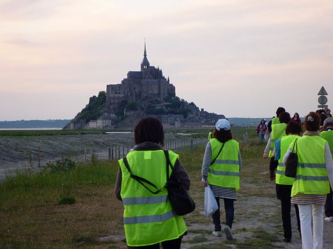 いざ、夜景へゴー♪って明るい！けど、現在２１：４１！<br />サマータイムに突入してます。<br />事故防止に光るベスト着用。<br />意外と歩く。足元は糞がゴロゴロ♪臭いｗｗ<br />