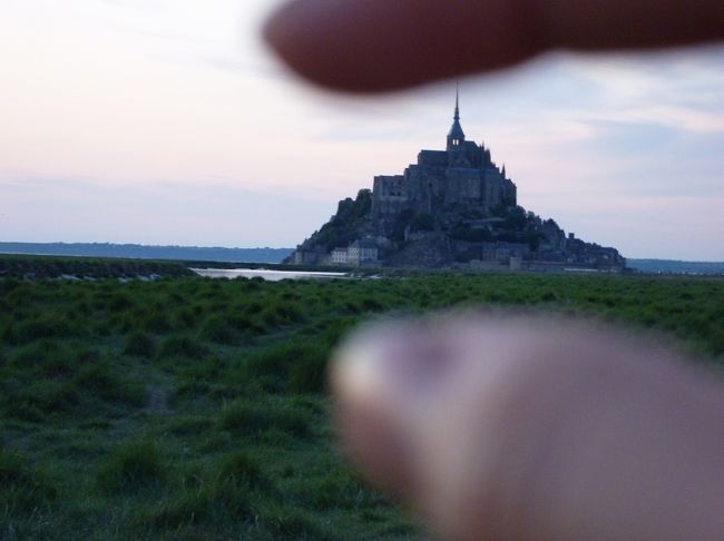 お約束のポーズ！<br />なかなか暗くならない。２２時前！