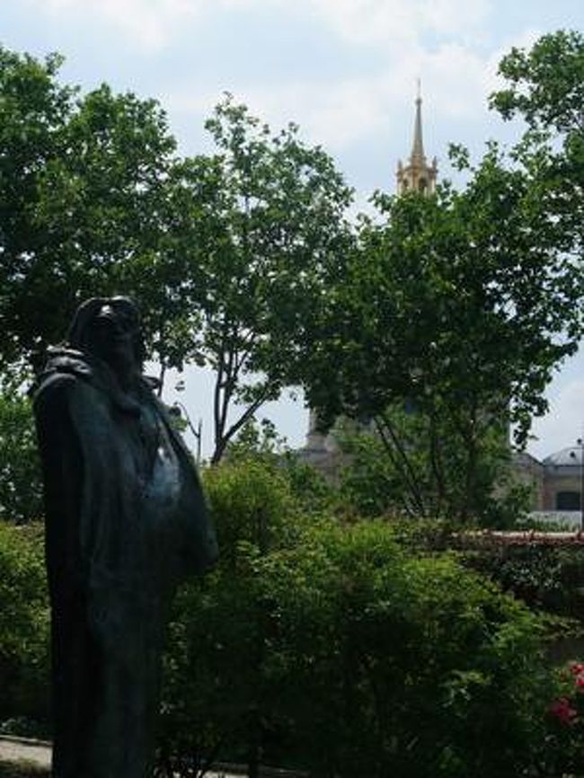 バルザックが佇んでる。ずっと考えごとしてる風。