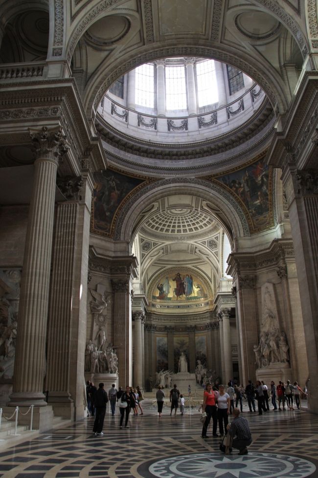 ドーム内部はこんな感じ<br />物理学者のフーコーが地球の自転を証明する振り子の実験はここで行われたそうで、今でもドームの下で振り子が動いています。