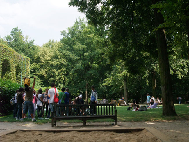 庭の裏の木陰で休憩してるひといっぱい。<br />とにかく暑い。暑い。暑いんだもん。<br /><br /><br />眠くなったので、私もちょっと昼寝してみた。<br />木陰は快適。