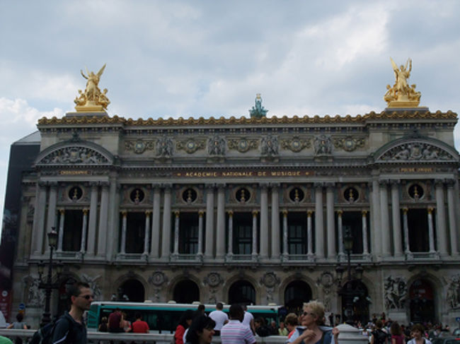 ロダン終わってオペラ座まできた。<br /><br /><br />今年もオペラ・ガルニエのチケット買えなかった。。。ちえっ。