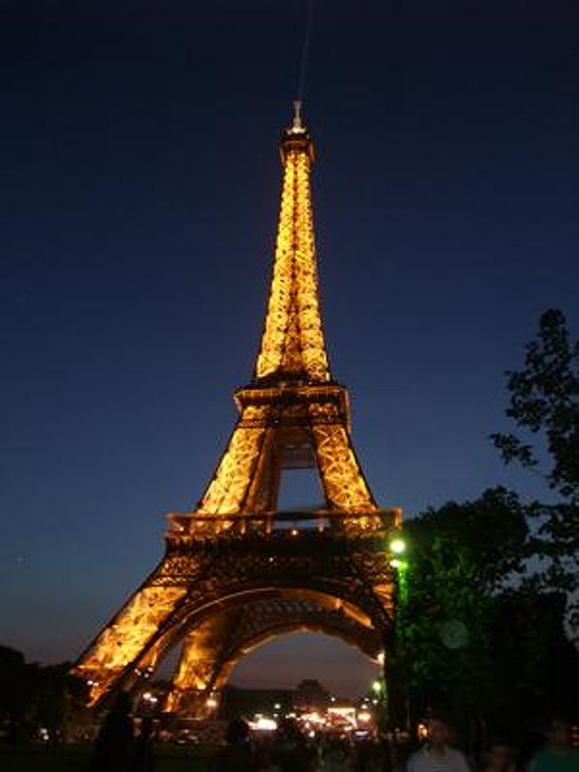 ご飯のあと、エッフェル塔まで歩いてきた。<br />きれいだなあ。