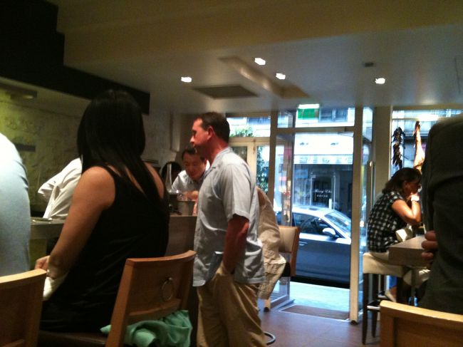 お買い物したりして、その後ご飯。<br /><br /><br />7区の有名なカジュアルレストランのレ・コレットにきた。<br />カウンターあるからひとりでもだいじょうぶ。